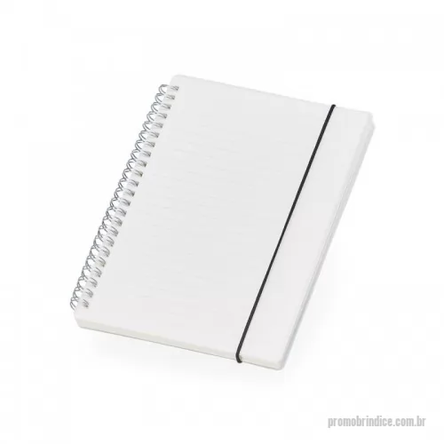 Caderno personalizado - Caderno A5 com capa plástica e elástico para lacre, contém aproximadamente 80 folhas marfim com pauta.