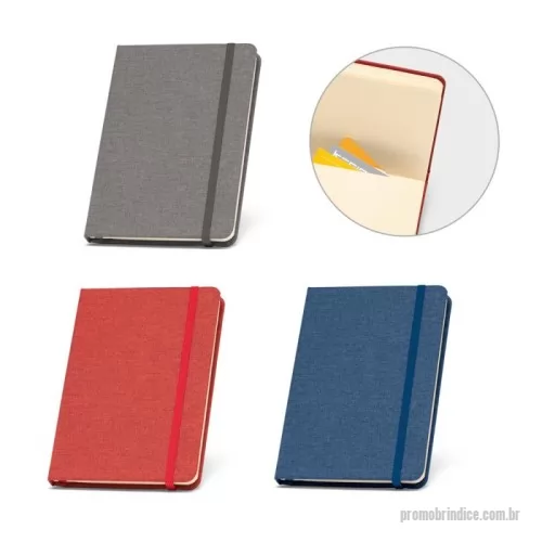 Caderno personalizado - Caderno A5 com capa dura em rPET. Contém 96 folhas pautadas em papel cor marfim proveniente de gestão florestal sustentável, fita separadora, elástico e bolso em papel na parte traseira da capa.