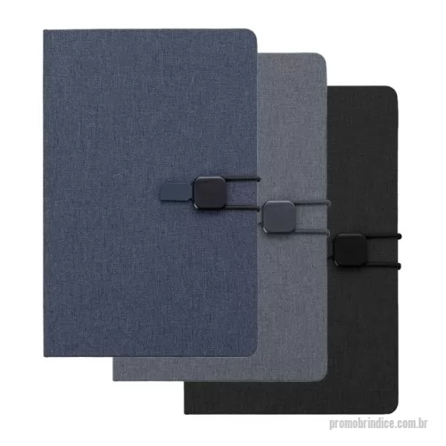 Caderno personalizado - Bloco de anotações com capa dura em tecido de poliéster. Miolo com 80 folhas pautadas na cor bege. Possui elástico lateral com detalhe em couro sintético para fechamento do caderno.  Altura :  21,4 cm  Largura :  14,4 cm  Espessura :  1,5 cm  Medidas aproximadas para gravação (CxL):  12 cm x 8 cm  Peso aproximado (g):  292