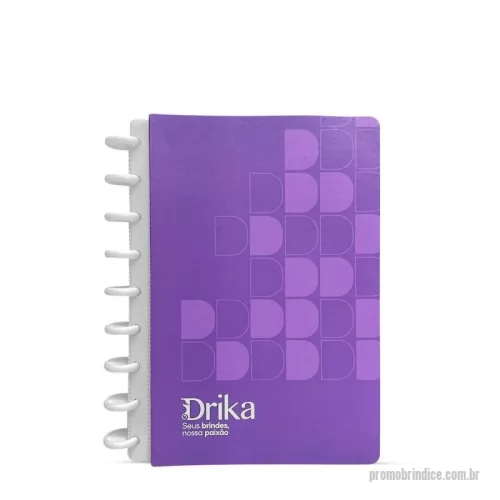 Caderno personalizado - Caderno tipo fichário com capa dura de 23,5x32,5 cm, impressão em 4 cores com laminação fosca. A capa é feita de papelão de 1,7 mm e possui forro em papel offset de 180g. O caderno contém 9 discos de 24 mm para fechamento e um elástico chato de 7 mm. O miolo tem 80 folhas (60 pautadas e 20 lisas) em papel offset 90g, com impressão 1/1. Inclui 1 bolso plástico de 16x23 cm, uma folha com dados pessoais e calendário. Embalagem shrink e capa sem costura.