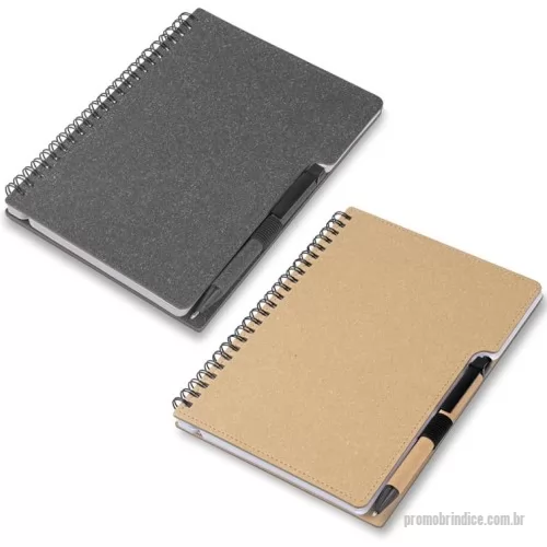 Caderno personalizado - Caderno de anotações em papelão reciclável com suporte para caneta e miolo de 70 folhas pautadas e destacáveis.  Acompanha caneta com corpo em papel reciclável com detalhe em plástico.  No topo do caderno está escrito em espanhol a palavra Fecha (Data)