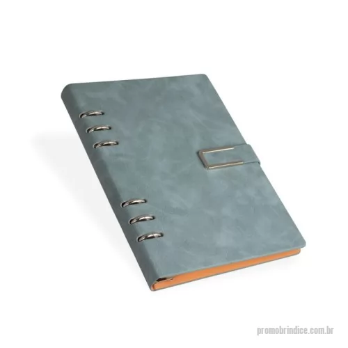 Caderno personalizado - Caderno fichário em PU. Com um design super elegante, ele tem capa dura no formato 15x21cm e um fechamento de fivela imantado que protege as 119 folhas em papel marfim. Os seis anéis permitem retirar e reorganizar as folhas sempre que precisar. Personalização em Silkscreen na capa.