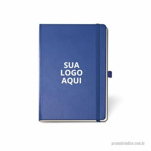 Caderno personalizado - Surpreenda seus clientes e colaboradores com nosso sofisticado Caderno A5 de Capa Dura! Perfeito para anotações e planejamento diário, este caderno possui 80 folhas lisas em cor marfim, proporcionando uma experiência de escrita suave e organizada. Com bolso interior, fita separadora, elástico e suporte para esferográfica (não inclusa), é extremamente prático e funcional. Medindo 137 x 210 mm, é compacto e fácil de transportar.  Escolha um brinde que alia elegância e utilidade, mostrando seu compromisso com a qualidade e atenção aos detalhes. Faça a diferença com um presente que encanta e impressiona!