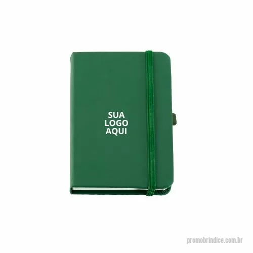 Caderno personalizado - Realce sua marca com nosso sofisticado Caderno A5 de Capa Dura! Este caderno, com capa em couro sintético, é ideal para anotações diárias e planejamentos. Com 80 folhas lisas, ele oferece uma superfície de escrita suave e organizada. Medindo 140 x 210 mm, é prático e fácil de transportar, perfeito para uso no escritório, em reuniões ou em casa.  Escolha um brinde que combina elegância e funcionalidade, demonstrando seu compromisso com a qualidade e atenção aos detalhes. Surpreenda seus clientes e colaboradores com um presente que faz a diferença no dia a dia!