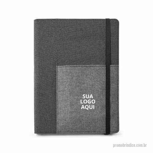 Caderno personalizado - Impressione seus clientes e colaboradores com nossa Capa de Tecido em Poliéster, acompanhada por um caderno A5 removível com 80 folhas lisas. Ideal para anotações diárias, reuniões e planejamento, este produto conta com um bolso interior e suporte para esferográfica (não inclusa), proporcionando praticidade e organização. Fornecida em uma embalagem de non-woven, garante uma apresentação elegante e sustentável. Dimensões: 160 x 220 mm; Bolsa: 205 x 250 mm.  Escolha um brinde que combina funcionalidade, elegância e compromisso com a sustentabilidade. Encante seus clientes e colaboradores com um presente que faz a diferença!