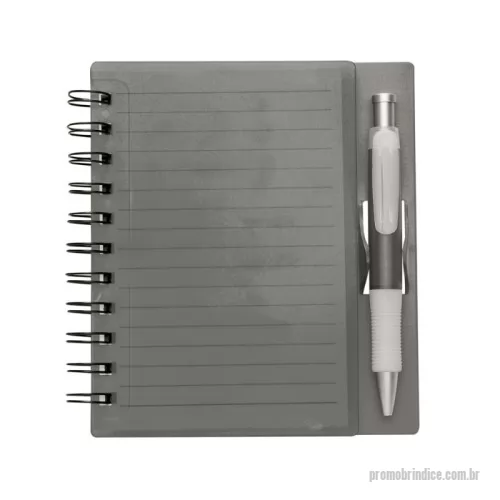 Caderno personalizado - Caderno com capa plástica e encadernação wire?o, acompanha caneta de corpo plástico com detalhe emborrachado e escrita azul. Possui suporte integrado para encaixe da caneta, garantindo que você leve tudo junto com praticidade e estilo. Ideal para anotações rápidas, reuniões ou estudos.  Altura: 16,1 cm  Largura: 14,8 cm  Área para gravação: 1,2 cm x 3,8 cm  Peso: 146 g