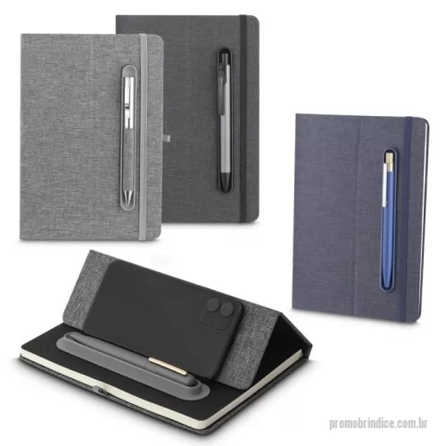 Caderno personalizado - Caderno produzido com capa em tecido RPET e suporte para caneta na capa, capa dobrável para suporte de smartphone, miolo com 80 folhas pautadas.
