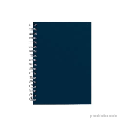 Caderno personalizado - Caderno, ou blocos de anotação, são bastante utilizados no ambiente corporativo para notas durante reuniões e como suporte para tarefas. Nosso caderno vênus personalizado é um produto ideal para destacar sua marca em congressos, eventos, cursos ou projetos de endomarketing. O caderno conta com 96 folhas (192 páginas) em papel offset 63gr com pauta padrão, 8 páginas iniciais padrão sendo: dados pessoais, calendários, planejamento anual e trimestral. Fechamento em wire-o (prata ou preto), com argolas duplas. Customize com impressão em baixo relevo ou hotstamping e surpreenda clientes e colaboradores com um brinde corporativo que deixe sua empresa sempre lembrada. 