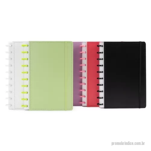 Caderno personalizado - Caderno capa dura em papelão, com elástico para fechamento e encadernação em discos plásticos reposicionáveis, que permitem acrescentar ou remover folhas compatíveis com facilidade. Conta com aproximadamente 80 folhas brancas pautadas.