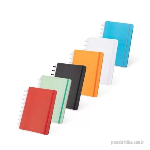 Caderno personalizado - Caderno de disco com capa dura em couchê, fechamento com elástico e sistema de encadernação por discos plásticos reposicionáveis. O sistema permite adicionar, retirar e reorganizar folhas compatíveis de forma prática, facilitando a organização e personalização do conteúdo. Possui aproximadamente 79 folhas brancas pautadas, com espaço para assinalar os dias da semana e datas numéricas. Ideal para brindes corporativos, eventos, treinamentos, reuniões, planejamento e uso diário.