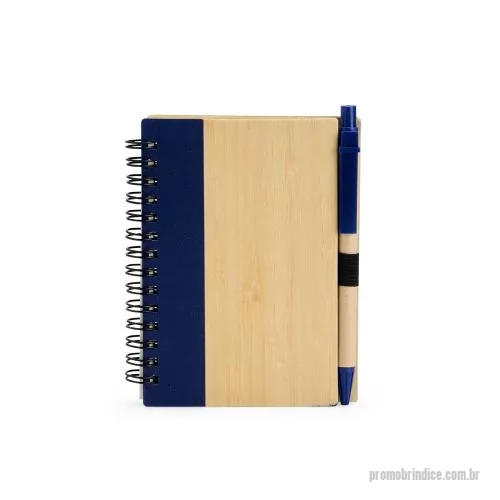 Caderno personalizado - Caderno com capa em casca de bambu, faixa colorida, encadernação Wire-O, ~70 folhas. Acompanha caneta esferográfica azul 0,8mm com corpo em papelão.