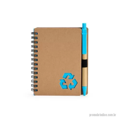 Caderno personalizado - Este caderno é uma ótima opção para fazer anotações sem abrir mão da sustentabilidade. Com capa produzida em papelão com detalhe vazado que remete ao símbolo da reciclagem, ele conta com encadernação Wire-O e aproximadamente 70 folhas brancas pautada