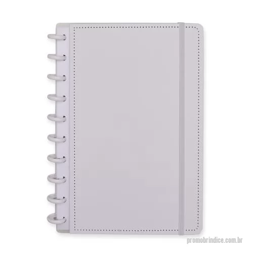 Caderno personalizado - Caderno capa dura em papelão, com elástico para fechamento e encadernação em discos plásticos reposicionáveis, que permitem acrescentar ou remover folhas compatíveis com facilidade. Conta com aproximadamente 80 folhas brancas pautadas.