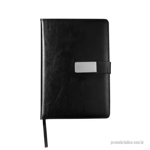 Caderno personalizado - Caderneta com capa em couro sintético, aba para fechamento com plaquinha metálica personalizável, marca-páginas em fita de cetim e aproximadamente 96 folhas marfim pautadas.