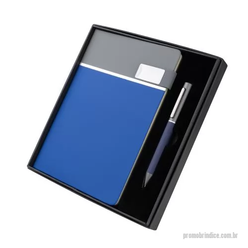 Caderno personalizado - Kit escritório contendo caderno A5 com capa dura em PU cinza com detalhes em PU colorido e linhas prateadas, 80 folhas pautadas em papel 70g/m², fechamento magnético com placa metálica e caneta metálica na cor do produto. Acompanha estojo presenteáve