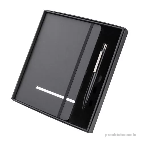 Caderno personalizado - Caderno tamanho A5 com capa dura, 80 folhas internas pautadas em papel 70g/m². Possui marcador de página e elástico de fechamento. Conta com uma caneta metálica de escrita azul. Acompanha caixa presenteável.