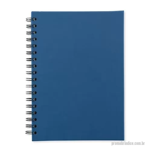 Caderno personalizado - Caderno com capa dura de acabamento emborrachado e encadernação Wire-O. Conta com aproximadamente 105 folhas brancas, sendo cerca de 86 pautadas e aproximadamente de 19 folhas dedicadas para o preenchimento de dados pessoais, calendários de 2026 até 