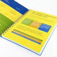 Fabricação própria, cadernos personalizados do seu jeito.Tamanhos 15x21,18x25 e 21x28 cm. Capa impressa em 4 cores, miolo com 96 folhas personalizadas em uma cor (frente e verso iguais) e dados pessoais e calendário, podem acompanhar lâminas de publicidade. Fechamento em wire-o silver, preto ou branco (consultar outras cores).