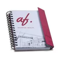 Com capa dura, a agenda semanal personalizada conta com 352 páginas. Bem completa, inclui mapas, índice telefônico, calendários de planejamento. Seu miolo é impresso em Off set com 63 gramas e o acabamento é feito em wire-o duplo. Possui sistema de f