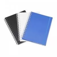 Caderno planner feito em capa cartonada com elástico para lacre. Com aproximadamente 62 folhas, o planner possui página para dados pessoais, calendário 2022 e 2023, planejamento anual, objetivos e metas, controle financeiro e resoluções do ano.