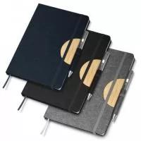 Caderno de anotações com suporte para caneta, fechamento com elástico, capa dura em material reciclável, suporte para celular na capa e miolo com 80 folhas pautadas na cor bege. NÃO ACOMPANHA CANETA.