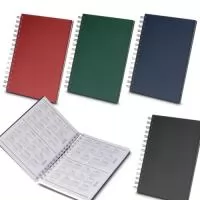 Caderno capa dura em percalux com 100 páginas, sendo elas 7 páginas iniciais com área para dados pessoais, calendário 2024/2025/2026, planejamento anual e trimestral.