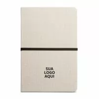 Ofereça um presente corporativo refinado e prático com nosso Caderno A5 de Capa Dura em Linho! Feito com linho de 230 g/m² e cantos redondos, este caderno combina durabilidade e elegância. Com 96 folhas pautadas, é perfeito para anotações diárias, reuniões e planejamentos. Medindo 140 x 210 mm, seu design compacto facilita o transporte, tornando-o um acessório essencial para profissionais e estudantes.  Escolha um brinde que reflete atenção aos detalhes e compromisso com a qualidade. Surpreenda seus clientes e colaboradores com um caderno que faz a diferença no dia a dia!