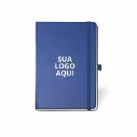 Surpreenda seus clientes e colaboradores com nosso sofisticado Caderno A5 de Capa Dura! Perfeito para anotações e planejamento diário, este caderno possui 80 folhas lisas em cor marfim, proporcionando uma experiência de escrita suave e organizada. Com bolso interior, fita separadora, elástico e suporte para esferográfica (não inclusa), é extremamente prático e funcional. Medindo 137 x 210 mm, é compacto e fácil de transportar.  Escolha um brinde que alia elegância e utilidade, mostrando seu compromisso com a qualidade e atenção aos detalhes. Faça a diferença com um presente que encanta e impressiona!