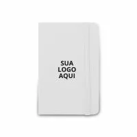 Destaque-se com nosso elegante Caderno A6 de Capa Dura! Feito em couro sintético, este caderno é uma escolha sofisticada para seus clientes e colaboradores. Com 80 folhas pautadas, é ideal para anotações rápidas, reuniões e organização diária. Seu tamanho compacto de 90 x 140 mm facilita o transporte, garantindo que ele esteja sempre à mão quando necessário.  Escolha um brinde que alia estilo e praticidade, demonstrando sua atenção aos detalhes e comprometimento com a qualidade. Surpreenda com um presente que faz a diferença no dia a dia!