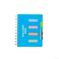 Eleve a apresentação da sua empresa com nosso Caderno Pequeno com Divisórias Personalizado! Com 4 divisórias e abas para identificações, esse caderno é ideal para manter a organização em reuniões e eventos. A capa plástica com wire-o metálico oferece durabilidade, enquanto as 103 folhas marfim garantem sofisticação. Personalize com a marca da sua empresa e transforme este caderno em um brinde funcional e elegante. Medidas aproximadas: 14,5 cm de altura e 12,3 cm de largura.