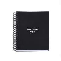 Apresente sua marca com elegância e praticidade com nosso Caderno Emborrachado! Com espiral preto e acabamento de frente e verso liso, este caderno é ideal para reuniões, eventos e campanhas promocionais. Inclui dados pessoais, calendário de 2023 a 2025 e aproximadamente 100 folhas brancas pautadas com detalhes de data na parte superior. Personalize com a logo da sua empresa e ofereça um brinde funcional e estiloso. Medidas aproximadas: 23 cm de altura e 17,5 cm de largura.  Surpreenda seus clientes e colaboradores com um brinde que combina sofisticação e utilidade. Deixe sua marca com um presente exclusivo e memorável!