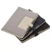 Caderno de anotações com suporte para caneta, fechamento magnética, capa dura em material sintético, miolo 80 folhas pautadas na cor bege. NÃO ACOMPANHA CANETA.