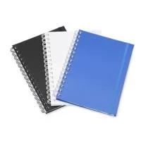 Organize seu ano com estilo e praticidade! Nosso caderno planner conta com capa cartonada resistente e fechamento em elástico para manter tudo seguro. Com aproximadamente 62 folhas cuidadosamente estruturadas, ele inclui páginas para dados pessoais, calendários completos de 2024 e 2025, planejamento anual, definição de objetivos e metas, controle financeiro e espaço para registrar suas resoluções. Tudo pensado para ajudar você a alcançar suas metas de forma eficiente e organizada.  Altura: 21 cm  Largura: 15,8 cm  Espessura: 1,9 cm  Área para gravação: 20 cm x 13 cm  Peso aproximado: 215 g