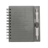 Caderno com capa plástica e encadernação wire?o, acompanha caneta de corpo plástico com detalhe emborrachado e escrita azul. Possui suporte integrado para encaixe da caneta, garantindo que você leve tudo junto com praticidade e estilo. Ideal para anotações rápidas, reuniões ou estudos.  Altura: 16,1 cm  Largura: 14,8 cm  Área para gravação: 1,2 cm x 3,8 cm  Peso: 146 g
