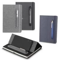 Caderno produzido com capa em tecido RPET e suporte para caneta na capa, capa dobrável para suporte de smartphone, miolo com 80 folhas pautadas.