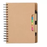 Caderno ecológica com autoadesivos e caneta, com capa produzida em papelão kraft. Contém miolo com aproximadamente 70 folhas pautadas, suporte de nylon acompanhando, caneta de papelão com clip e ponteira de plástico com carga esferográfica 1.0mm e acionamento por clique. Bloco autoadesivo amarelo com aproximadamente 20 folhas, bloco verde com aproximadamente 20 folhas, cinco blocos coloridos autoadesivos com aproximadamente 20 folhas, 3 blocos coloridos com aproximadamente 20 folhas.