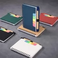 Caderno com adesivo e caneta