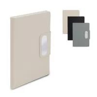 Caderno de anotações com suporte para caneta na capa, com fechamento magnético, confeccionado com capa em PU e placa metálica. Possui 80 folhas pautadas em papel 70g/m².