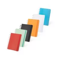 Caderno de disco com capa dura em couchê, fechamento com elástico e sistema de encadernação por discos plásticos reposicionáveis. O sistema permite adicionar, retirar e reorganizar folhas compatíveis de forma prática, facilitando a organização e personalização do conteúdo. Possui aproximadamente 79 folhas brancas pautadas, com espaço para assinalar os dias da semana e datas numéricas. Ideal para brindes corporativos, eventos, treinamentos, reuniões, planejamento e uso diário.
