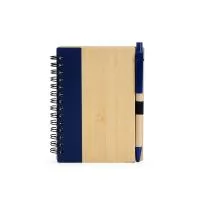 Caderno com capa em casca de bambu, faixa colorida, encadernação Wire-O, ~70 folhas. Acompanha caneta esferográfica azul 0,8mm com corpo em papelão.