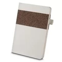 Caderno de anotações, Capa com fibra de cana de ac?ucar, e detalhe em fibra de cafe e PU, suporte para caneta, miolo com 80 folhas pautadas na cor bege.