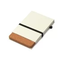 Mini caderno produzido com papel de caixa de leite com capa dura, com 80 folhas, com papel em 80 (g/m2). Com cortiça na parte inferior, elástico na cor preta e porta caneta.