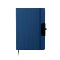 Caderno com capa dura em PU com com textura e detalhes em linhas. além da placa metálica para personalização, 80 folhas internas pautadas em papel 70g/m². Possui elástico para fechamento, porta-caneta e marcador de página.