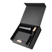Kit escritório contendo caderno A5 com capa em RPET e detalhe em bambu, possui 80 folhas pautadas em papel 70g/m², garrafa térmica (exterior 201/interior 304) com capacidade de 600ml, acabamento preto fosco, tampa em plástica PP com detalhe em bambu 
