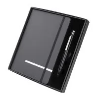 Caderno tamanho A5 com capa dura, 80 folhas internas pautadas em papel 70g/m². Possui marcador de página e elástico de fechamento. Conta com uma caneta metálica de escrita azul. Acompanha caixa presenteável.