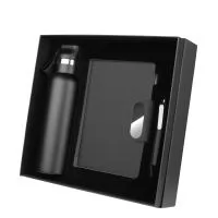 Kit escritório contendo caderno A5 com capa dura em RPET e detalhes metálicos, com 80 folhas pautadas em papel 70g/m². Garrafa térmica de 650ml (exterior 201/exterior 304) e tampa plástica com detalhe em bambu e alça em silicone. Acompanha caneta em 