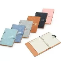 Organize todas as anotações de forma prática com o nosso caderno fichário em PU. Com um design super elegante, ele tem capa dura no formato A5 e um fechamento de fivela imantado que protege as 119 folhas em papel marfim. Os seis anéis permitem retirar e reorganizar as folhas sempre que precisarem, deixando tudo do seu jeito. E para completar, a primeira folha traz um espaço especial para dados pessoais. Esse caderno fichário é a escolha perfeita para manter tudo organizado e com muita sofisticação.