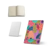 Caderno A6 com capa dura, ideal para personalização em sublimação. O caderno em poliéster reciclado (100% rPET) 300D tem 160 páginas pautadas cor de marfim (70 g/m²) em papel 100% reciclado. 145 x 105 mm