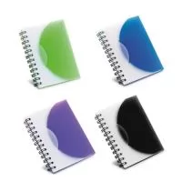 Caderno A7 personalizado com espiral, capa semi-rígida em polipropileno (PP) e 80 folhas lisas, ideal para anotações rápidas, recados, rascunhos e uso diário. Compacto e leve, cabe facilmente em bolsas, mochilas, pastas e kits corporativos. Excelente opção para brindes promocionais, eventos, feiras, treinamentos, campanhas, kits de onboarding e ações com clientes e colaboradores. A capa colorida oferece bom espaço para aplicação de logotipo ou identidade visual da empresa, tornando o produto um brinde econômico, útil e de fácil distribuição. Medidas aproximadas: 7,8 x 10,8 cm.
