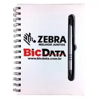 Fabricação própria, cadernos personalizados do seu jeito.Tamanhos 15x21,18x25 e 21x28 cm. Capa impressa em 4 cores com corte vazado, miolo com 96 folhas vazadas e personalizadas  em uma cor (frente e verso iguais) e dados pessoais e calendário, podem acompanhar lâminas de publicidade. Fechamento em wire-o silver, preto ou branco (consultar outras cores).